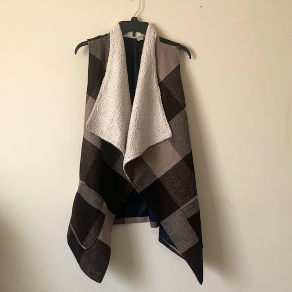Paper Crane Plaid Sherpa Vest - Picture 2 of 16